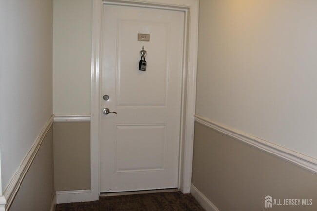 Building Photo - 611 Doral Ct