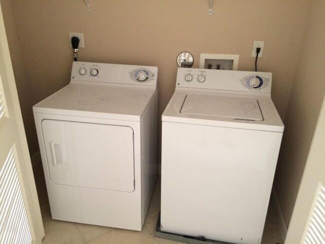 Building Photo - 820 Millbrae Ct