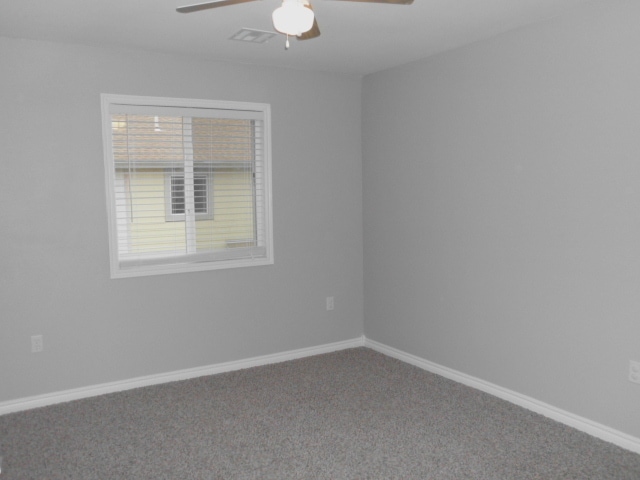 Building Photo - Spacious Townhome