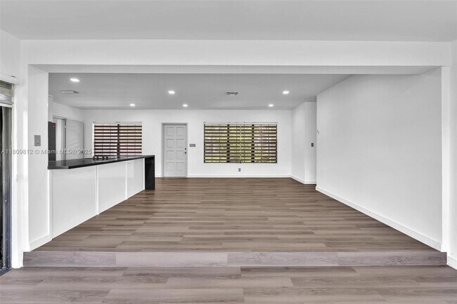 Building Photo - 418 S 57th Way