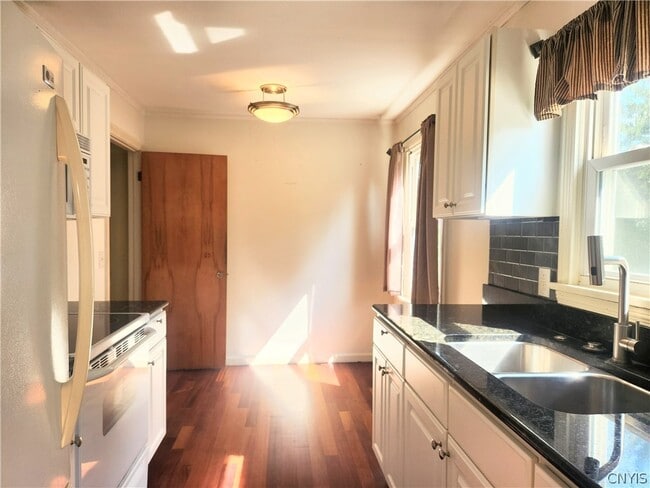 Building Photo - 18 E Austin St