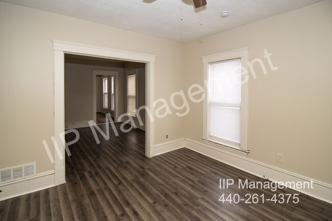 Building Photo - Charming and Spacious 2BR Upper Unit in Cl...