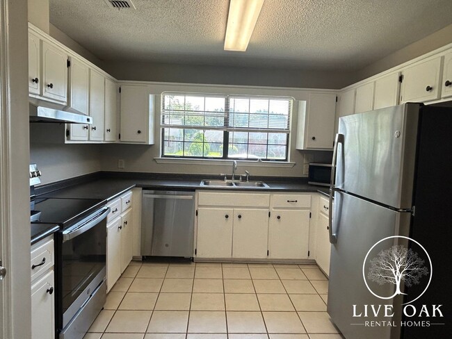 Building Photo - MOVE IN SPECIAL: $500 OFF 1ST MONTH'S RENT!**
