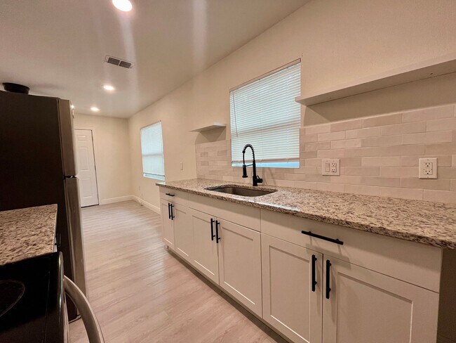 Building Photo - Updated 3/2 in St.Pete