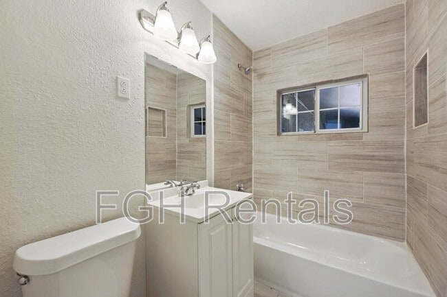 Building Photo - 2215 Hays St