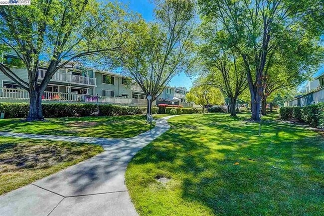 Building Photo - $2990 / 2 BR - GORGEOUS MEADOWBROOK CONDO ...