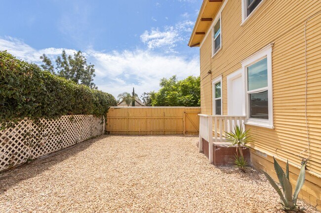 Building Photo - Charming 1 Bed/1 Bath w/ Large Fenced Yard...