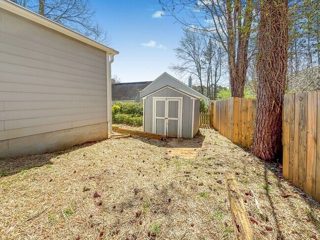 Building Photo - Spacious 5-Bedroom Home Near Lake Acworth!