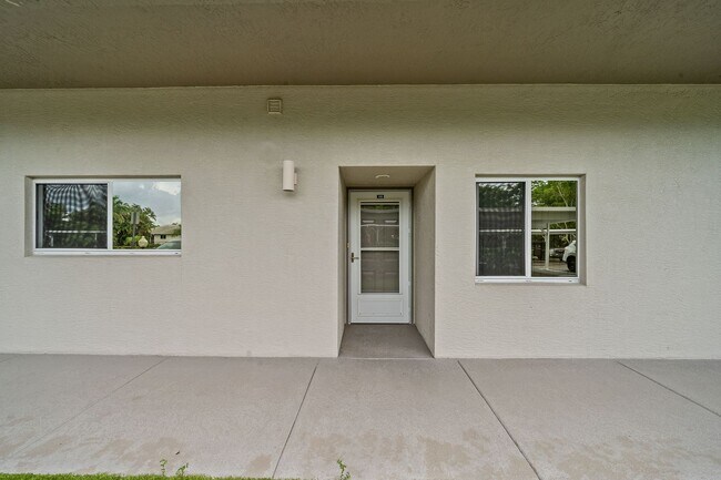 Building Photo - Fully Furnished 2BD/2BA Golf Course Condo – Seasonal Rental in Golfview, Fort Myers