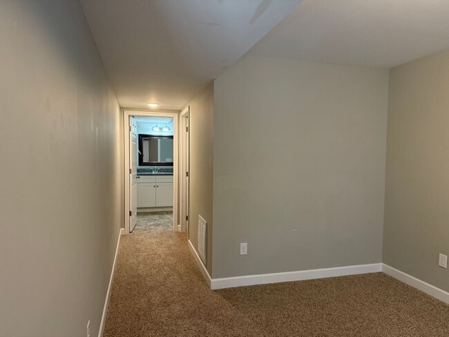 Building Photo - Spacious 3 Bedroom, 3.5bath in central Joh...