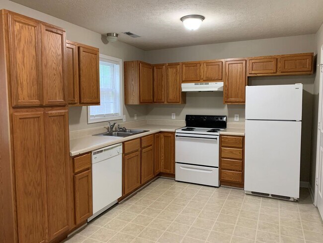 Building Photo - 131 Primrose Ln