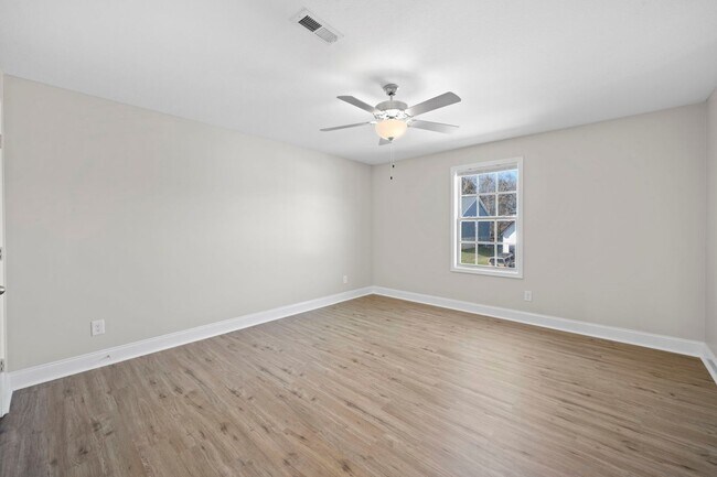 Building Photo - 1385 Sussex Dr