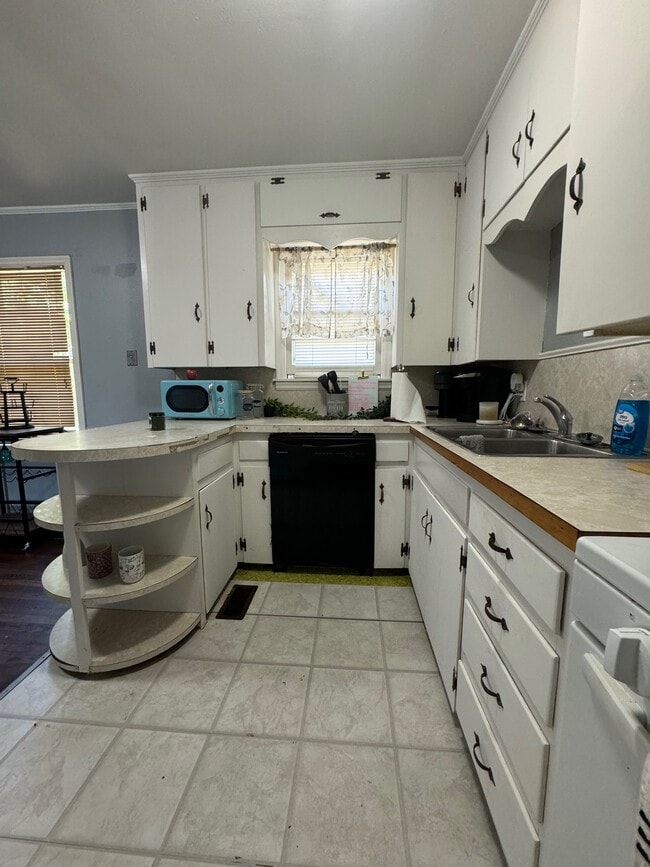 Kitchen - 924 E 5th St