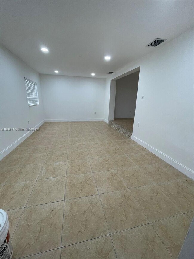 Building Photo - 894 W 69th St