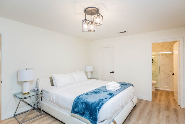 Building Photo - Newly Remodeled 5B4B. 2 mile from the Rose Parade!