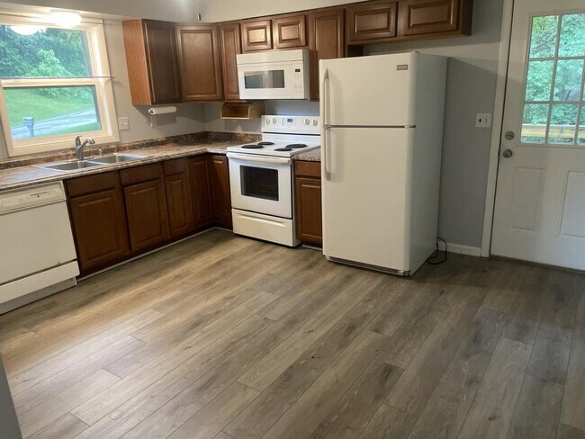Building Photo - 4189 Woodland Dr