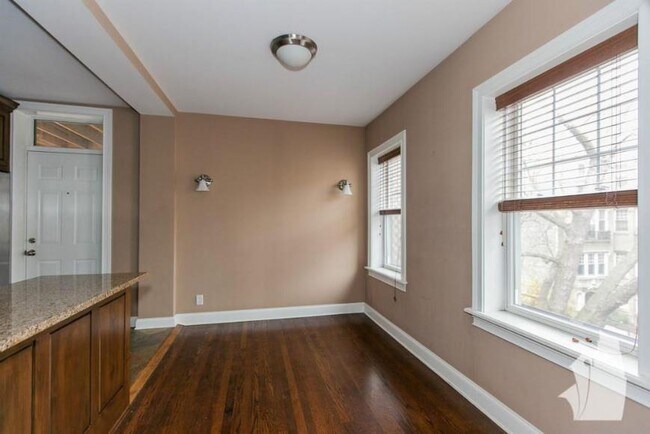Building Photo - 3 bedroom in Chicago IL 60640