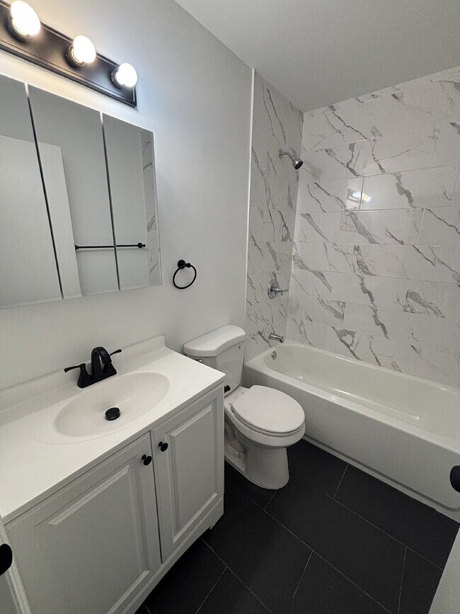 Building Photo - 887 Edwards Rd