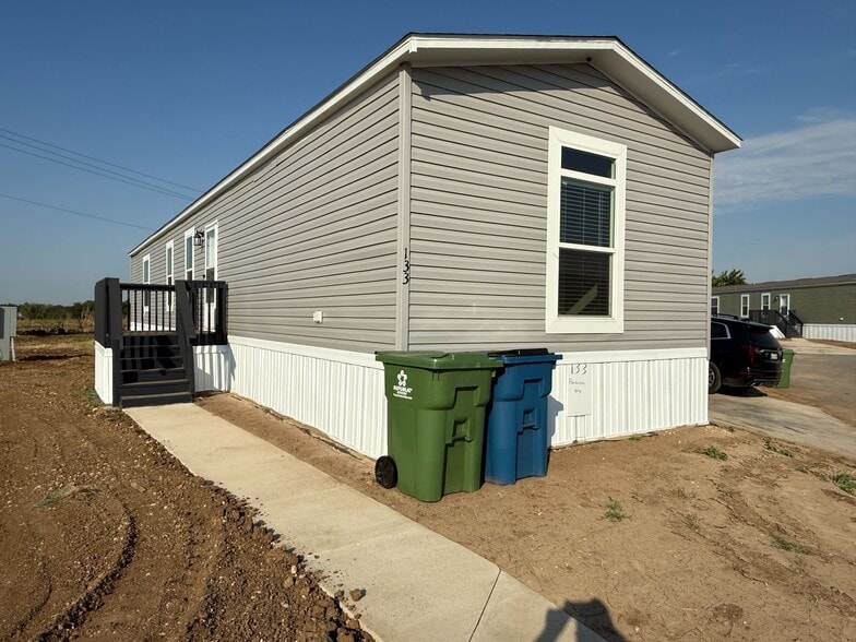 Building Photo - 133 Ponderosa Way