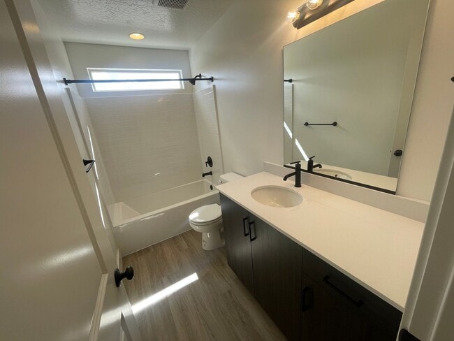 Building Photo - Beautiful Townhome! Washer and dryer included.