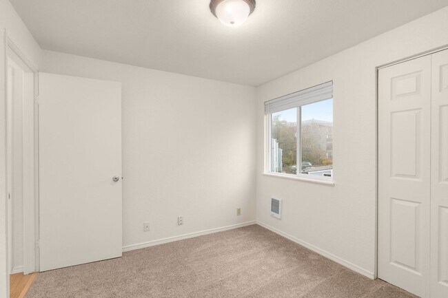 Building Photo - Charming 2 Bed/1 Bath Lake Oswego Condo in Eagle Crest Community