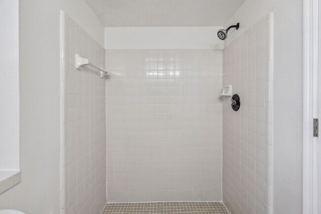 Building Photo - Spacious 3-Bedroom, 2-Bath Oasis in the Heart of Kissimmee!