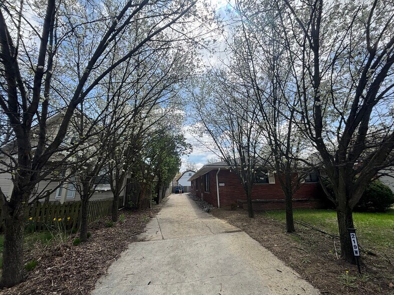 Building Photo - 219 W 12 Mile Rd