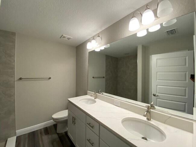 Building Photo - Custom Home - Desirable SE Ocala Neighborh...