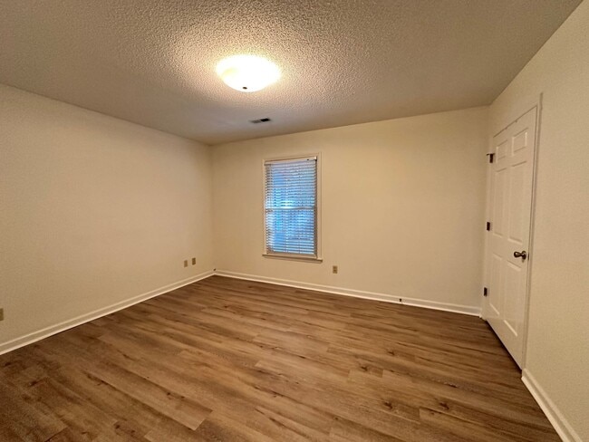 Building Photo - 222 Pointe Cir