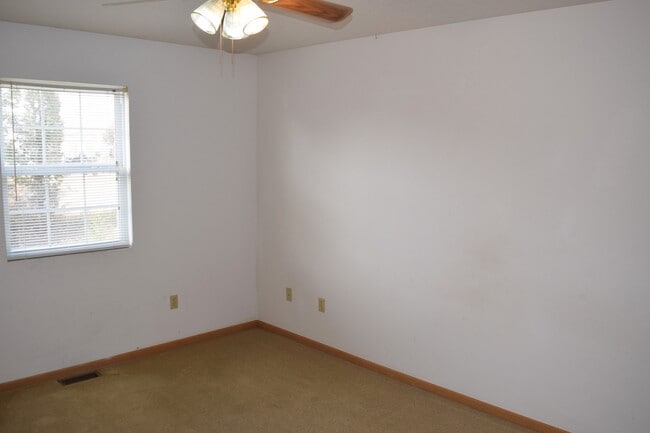 Building Photo - Spacious 3 bedroom, 2 bathroom duplex!