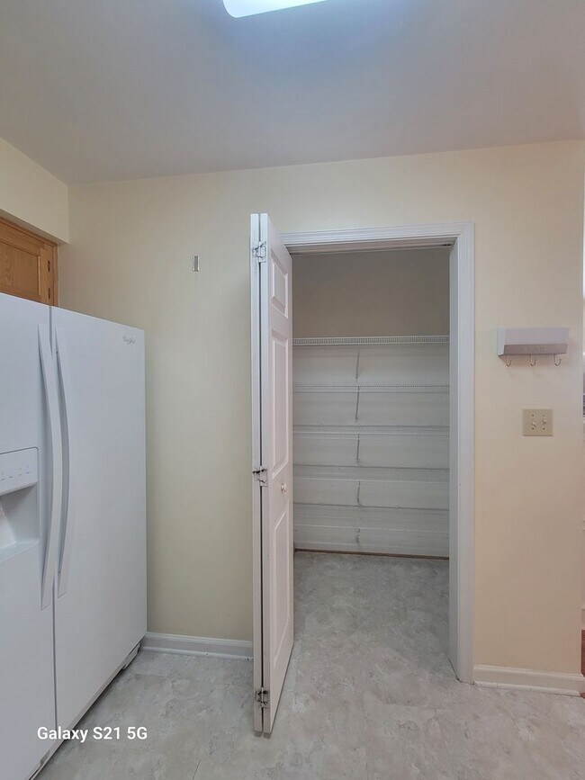 Building Photo - 3 bedroom, 2 bathroom townhouse in Western Branch