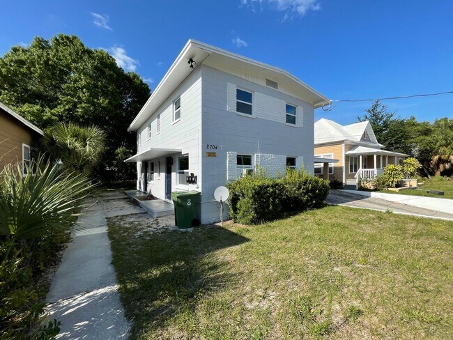 Building Photo - 2704 E Columbus Dr