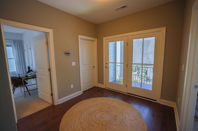 Building Photo - Upscale Living in Village Walk