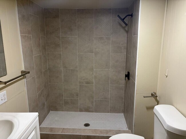 Building Photo - 6139 Belcrest St