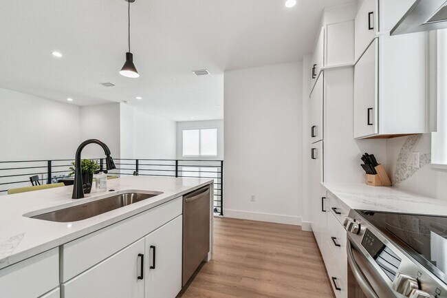 Building Photo - A charming coastal townhouse, just minutes from downtown St. Pete!