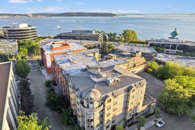 Building Photo - 133 Queen Anne Ave N