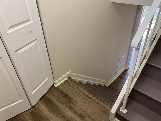 Building Photo - Spacious 3-bedroom, 1.5-bath end-unit townhome located in Edgewood