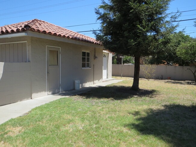 Building Photo - Cute Fresno High home, hardwood floors & more!