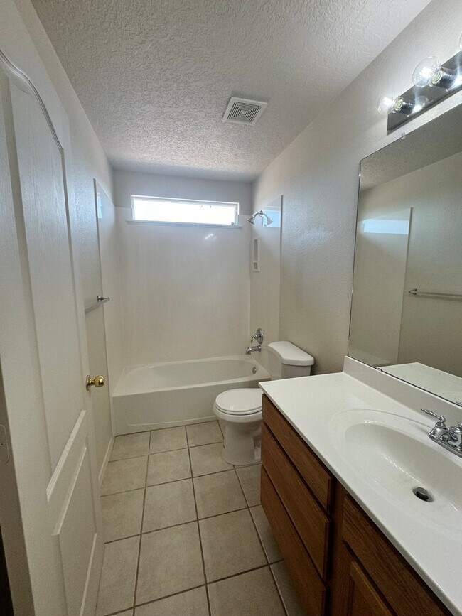 Building Photo - 4 bed 2.5 bath home in Huning Ranch