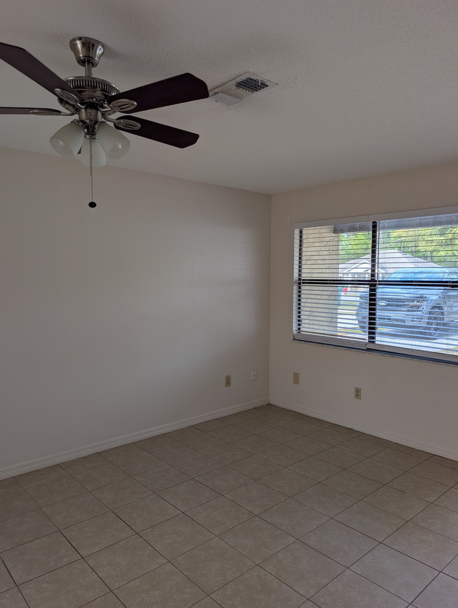 Building Photo - 371 NW Lake City Ave