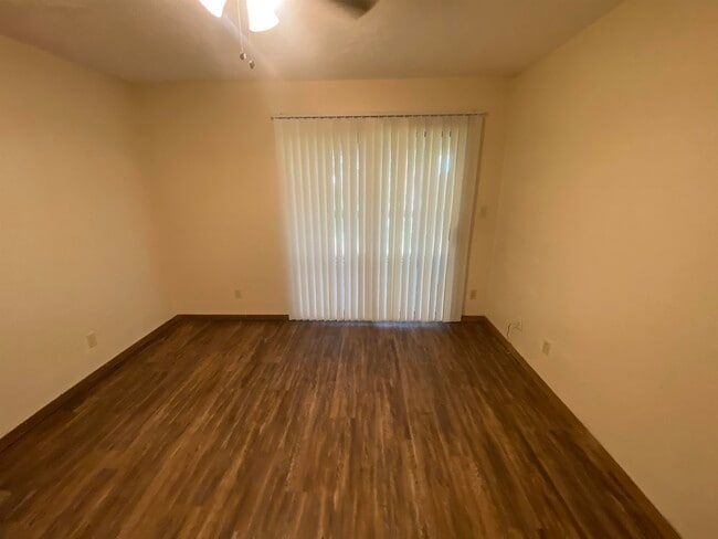 Building Photo - 1102 Greentree Ct