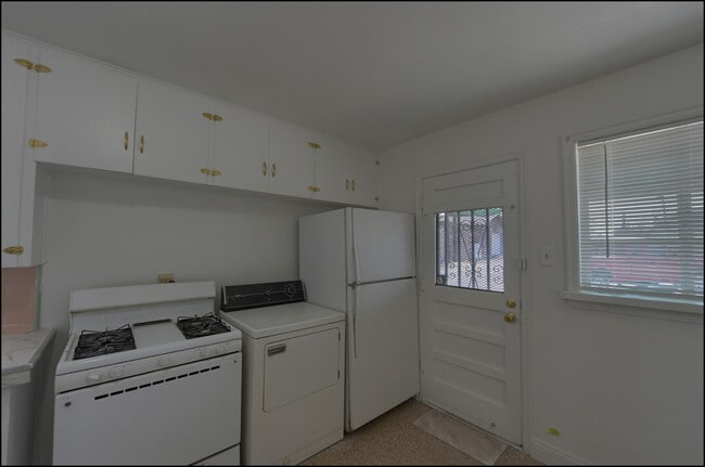 Building Photo - 810 Heisig Ave