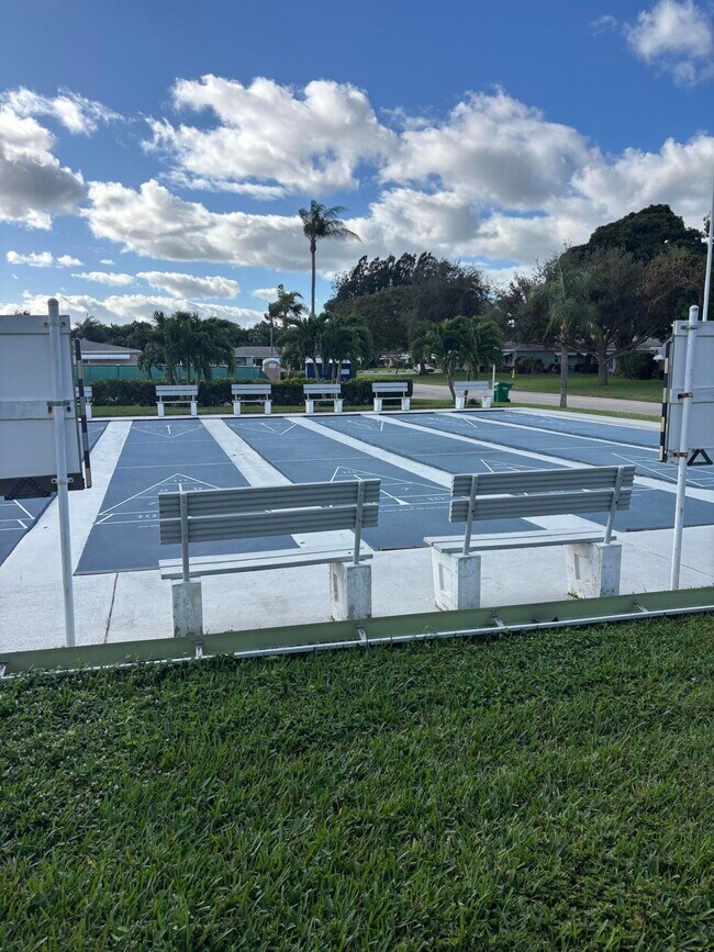 Building Photo - 707 High Point Blvd N