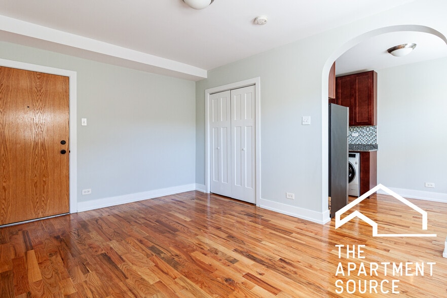 Building Photo - 560 W Arlington