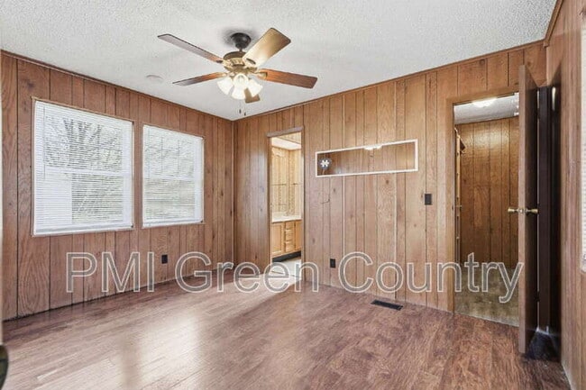 Building Photo - 834 W 138th St S