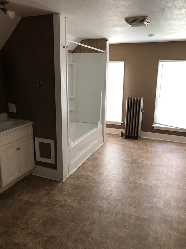 Building Photo - Mom's Moline