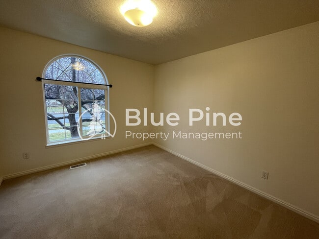 Building Photo - 3863 Ridgeview Cir