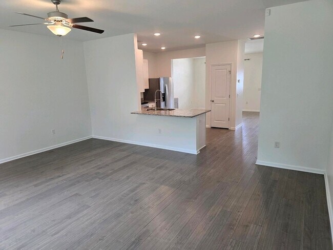 Building Photo - Charming 3-Bedroom Home with Community Poo...