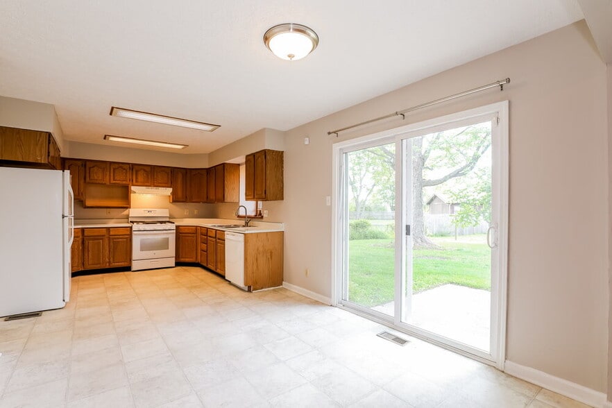 Building Photo - 476 Spring Dr