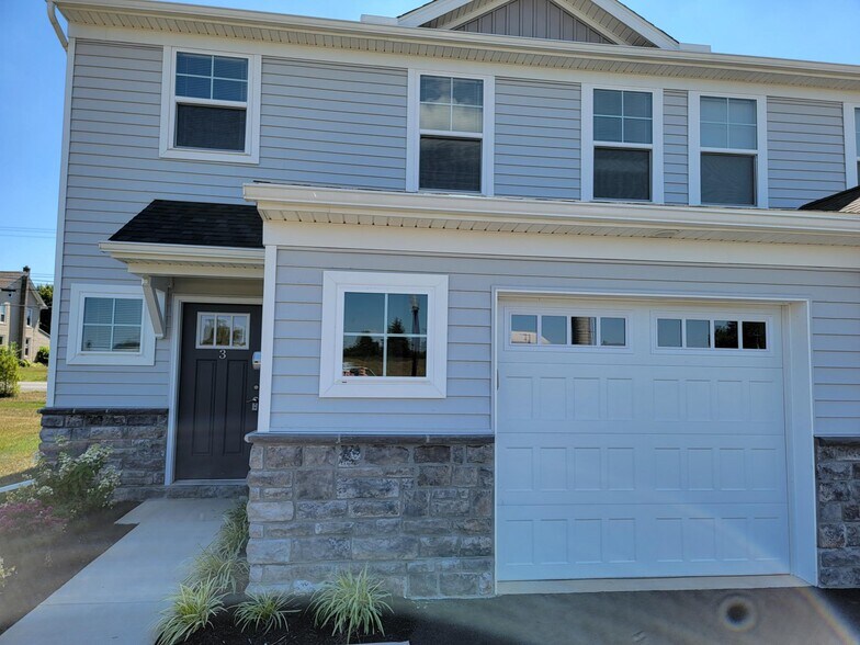 Building Photo - 3 Cobblestone Ct